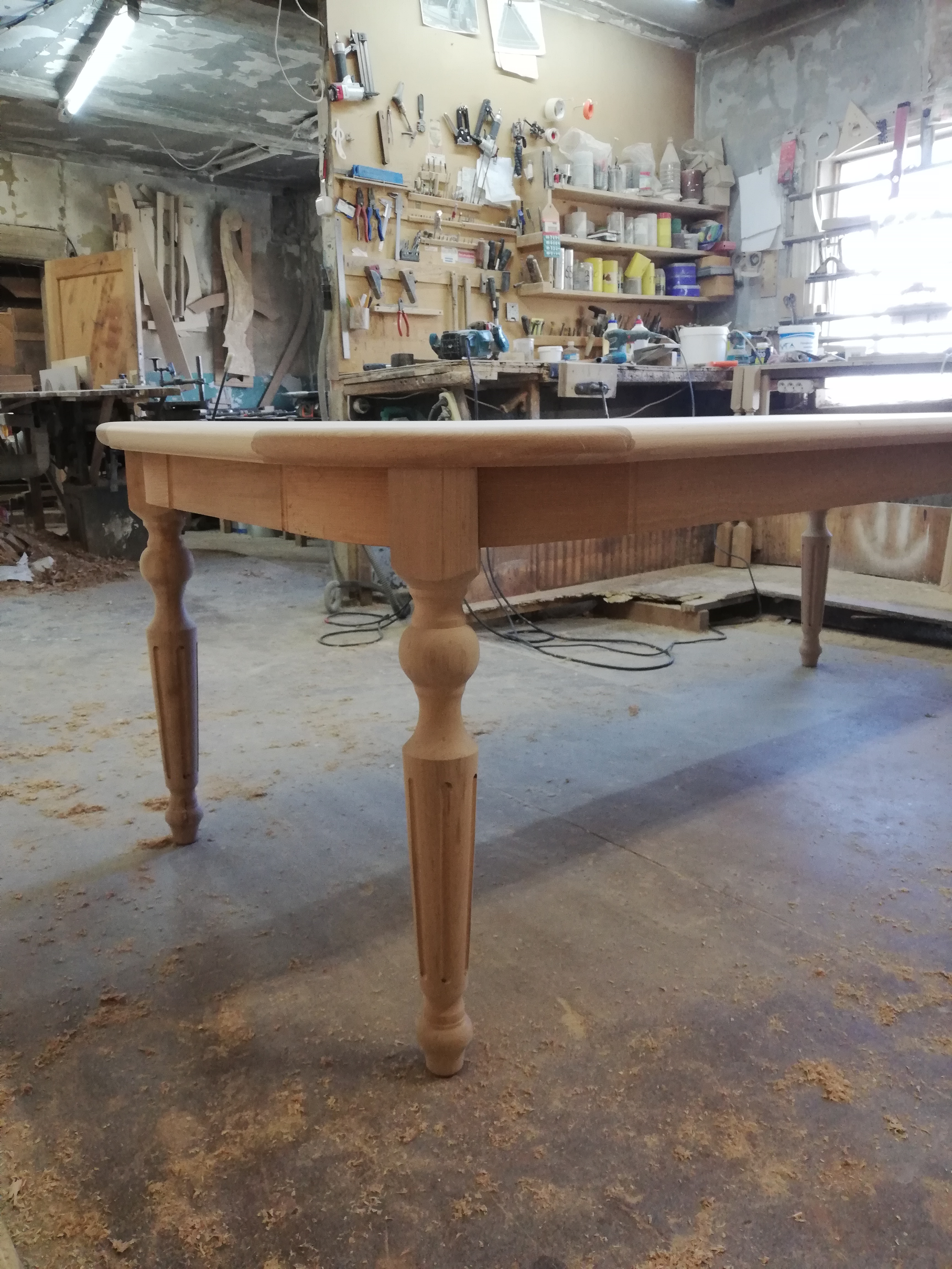 Процесс изготовления стола обеденого на четыре персоны в дизайне zuo park west coffee table в массиве сосны в г. Братске от столярной мастерской ЛариксПро LarixPro.